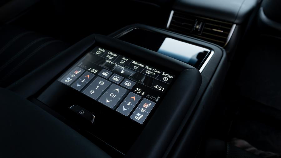 Детали интерьера Lexus LS500h 2017 года  (NA) (фото 32 из 40)
